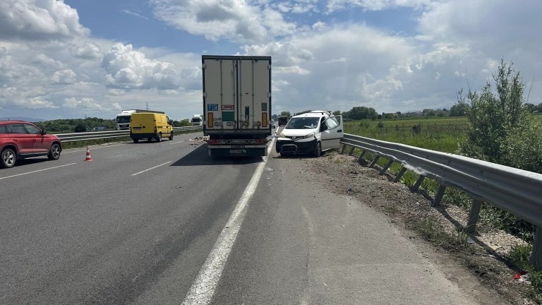 Катастрофа на лека кола и товарен автомобил затвори "Тракия" край Ихтиман в посока Бургас