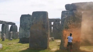 Екоактивисти напръскаха с боя Стоунхендж във Великобритания съобщава Ройтерс Кадри разпространени