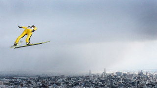 Андреас Велингер от Германия спечели състезанието по ски скокове на