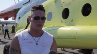 Виж жената, която премести хеликоптер! (ВИДЕО)