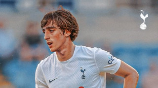 Тотнъм официално привлече таланта на Севиля Брайън Хил Договорът на