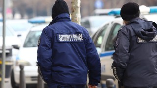 Полицейски униформен служител е задържан снощи в Казанлък съобщава БНТ