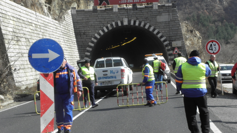 Обследват тунел "Кривия" в Кресненското дефиле през нощта