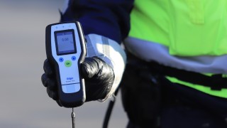 Пиян и дрогиран шофьор заспа зад волана и предизвика хаос