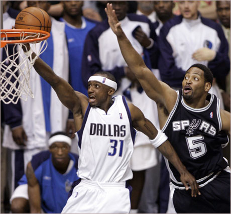Далас взе трудна победа над Сан Антонио