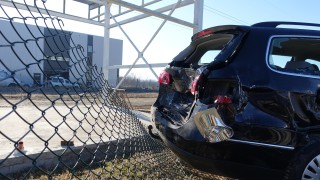 Подрастващи изпочупиха 16 коли в Шумен