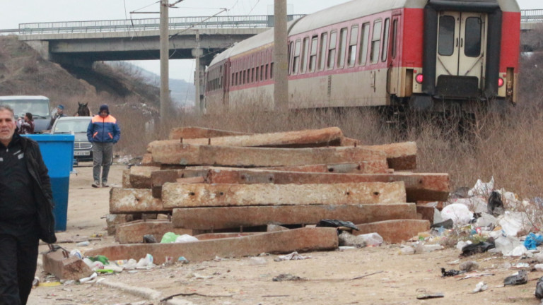 Тонове боклуци са натрупани само на метри от железопътната линия,