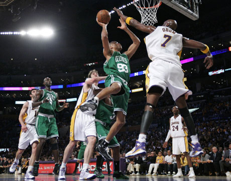 Лейкърс победи Селтикс в мач номер 5