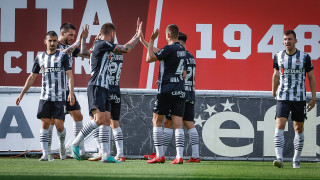 Двама от основните футболисти на Локомотив София Валентин Николов и