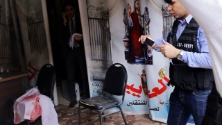 Въоръжени мъже застреляха най малко деветима души включително трима полицаи при