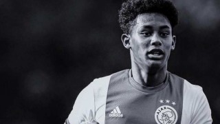 Юношата на Аякс Ноа Гесер загина в катастрофа Той е