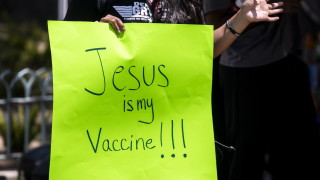 През март когато твърденията за опасностите и неефективността на ваксините