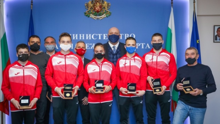 Министър Кралев награди медалистите от Европейското по спортна гимнастика