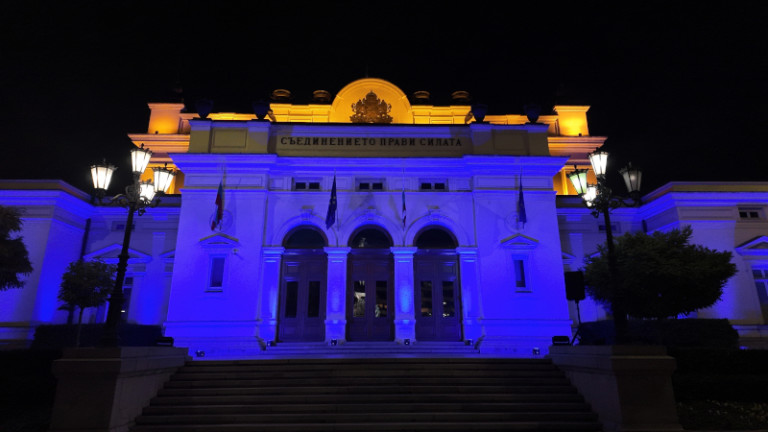 Парламентът почете, осветен в синьо, правата на детето