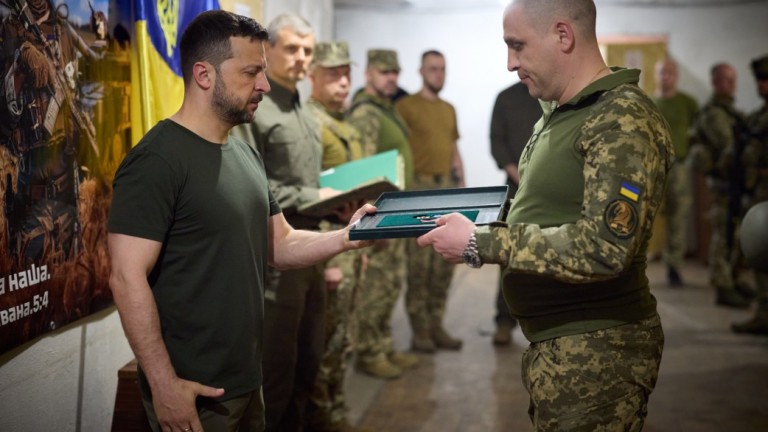 Зеленски посети войски на фронта в Донецка област