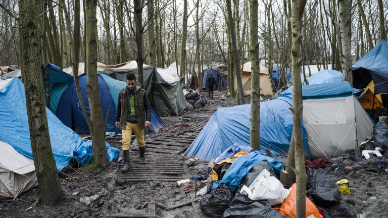 Ситуацията в Кале ескалира, разрушаването на "Джунглата" продължава