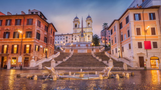 Активисти заляха с червена боя прочутите Испанските стълби в Рим