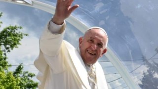 С 15 минути закъснение започна молитвата заедно с още пет