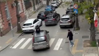 Двама тийнейджъри се повозиха на капака и покрива на автомобили във Варна