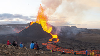 Вулкан изригна на полуостров Рейкянес в Югозападна Исландия след седмици