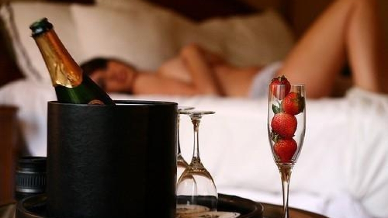 Почему после алкоголя хочется есть и секса? | Хелпер