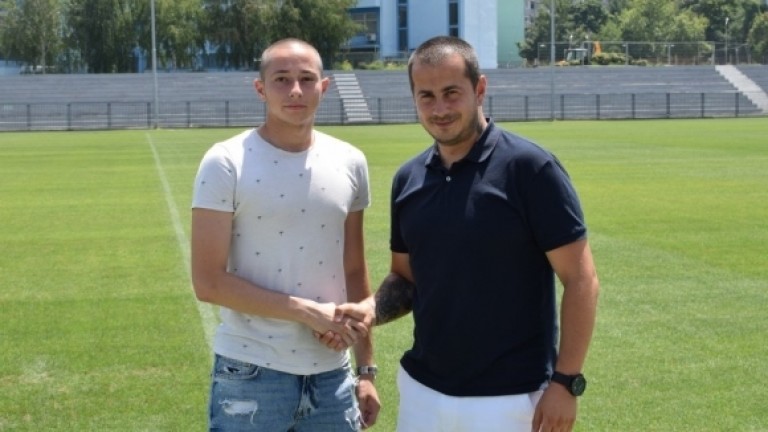 Талантлив вратар подписа първи професионален договор с Дунав