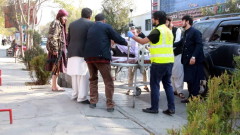 Десетки загинали и ранени след взривове и стрелба в болница в Кабул