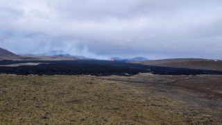 Вулкан близо до столицата на Исландия изригна късно в сряда като