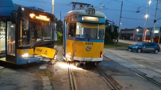 Тролейбус и трамвай се сблъскаха в София съобщава БНР Пътният инцидент