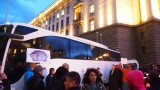 Белият автобус се завърна - протестиращите се заканиха да обградят НС