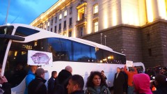 Белият автобус се завърна - протестиращите се заканиха да обградят НС