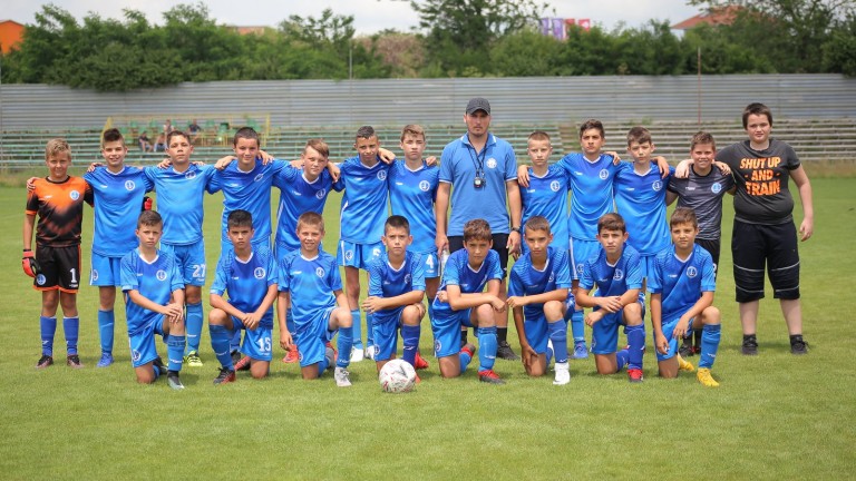 Футболната академия на Черноморец (Бургас) класира два отбора напред в