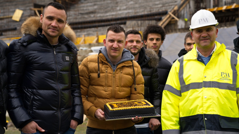 Ботев (Пд) изненада работниците на "Колежа" с торта