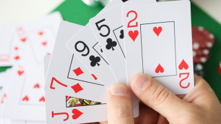 След загуба на карти 41 годишен мъж заплашил тийнейджъри с ножове и