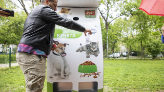 Кучемати пускат храна за домашния любимец срещу пластмасова бутилка в