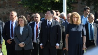 С тържествена церемония пред Паметника на Незнайния воин Министерство на