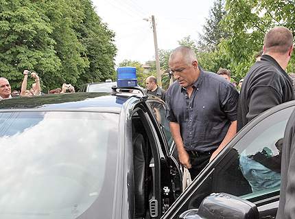 Кола на НСО удари леко джипа на Борисов