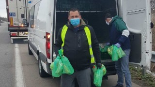 Раздават храна, вода и маски на блокираните тираджии на границата с Турция
