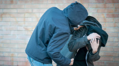 Двама непълнолетни принудиха млад мъж да изтегли пари и да си заложи телефона в Люлин