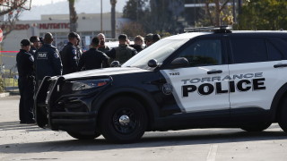 Най малко седем души са били убити при стрелба на две