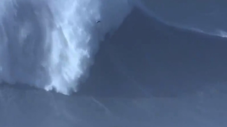 Бразилски сърфист със световен рекорд – яхна чудовищна 24-метрова вълна