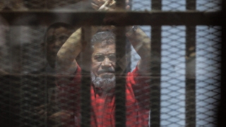 Експрезидентът на Египет Мохамед Морси осъден на 3 г. затвор за обида на съда