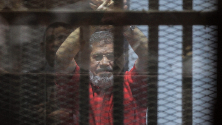 Експрезидентът на Египет Мохамед Морси осъден на 3 г. затвор за обида на съда