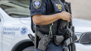 Федерални имиграционни служители задържаха двама ирански търсещи убежище в Лос