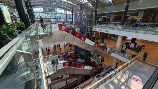 Засилват охраната на по големите търговски центрове в София съобщава БНТ Причината