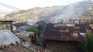 Пожар пламна в къща в махала Предел на Благоевград тази