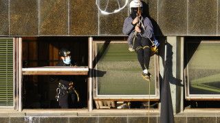 Полицията за борба с безредиците изгони в четвъртък група самонастанили