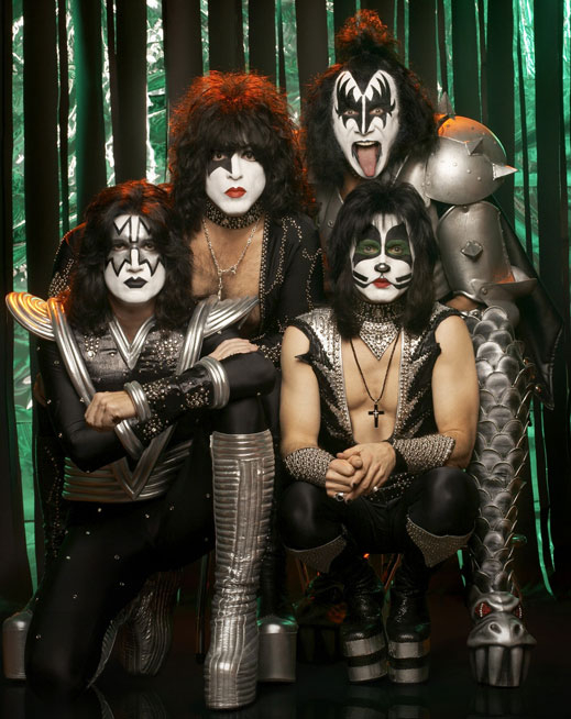 Kiss пристигат с тонове техника