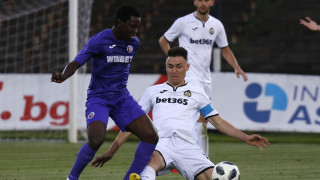 Бившият играч на Етър Велико Търново Аласана Мане ще продължи