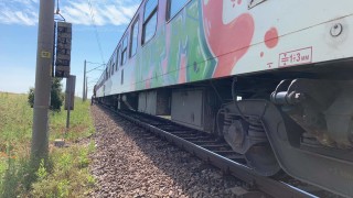 Влакът Бургас София аварира малко след село Чинтулово Сливенско Десетки пътници